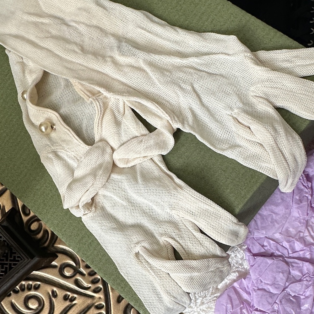 Vintage Cream Lightweight Knit Women's Gloves